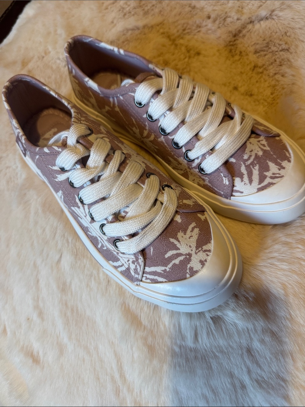 NWT Rocket Dog Mauve Floral Canvas Low-Top Sneakers with White Accents